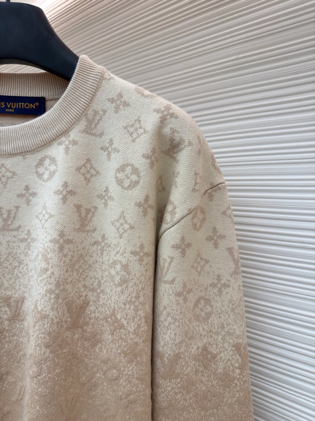 LOUIS VUITTON letter gradient jacquard sweater ●Original version: purchased and developed for 13200 ●Item number: 1682320-B65 ●Fabric: cotton fabric ●Technology: knitted jacquard production ●Color: khaki gradient ●Version: fitted version ●Weight: about 590 grams ●Size: S-M-L-XL ●Description: This Louis Vuitton beige knitted sweater is made of Australian merino wool and mulberry silk blended yarn, woven on a 24-needle precision computerized flat knitting machine. The base is a delicate jersey structure, which combines the warmth of wool with the smooth touch of silk. The body of the garment uses a combination of jacquard + gradient dyeing and finishing processes. The upper part is woven with a classic Monogram pattern using three-dimensional jacquard technology. The pattern height is accurate to 0.3 mm. The lower part uses a segmented dip-dyeing process to achieve a beige gradient effect from light to dark. The dye is a plant-based environmentally friendly dye, which is not easy to fade after color fixation. The collar, cuffs and hem are all made of double-layer ribbing technology, which is highly resistant to deformation after pre-shrunk treatment. The shoulders are seamlessly integrated to reduce friction when wearing. The overall micro-profile tailoring and side seam invisible slits ensure a crisp silhouette while increasing the freedom of movement. Each process is hand-checked by the brand to ensure the quality of details. The overall wiring is straight and delicate, the fabric is comfortable and soft, and the color is consistent without color difference. It can be matched with the same style to create a fashionable look and control various occasions. Customized accessories, complete with three standards, same style for men and women!